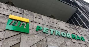 Preço do petróleo em queda: será o momento ideal para investir em PETR4?