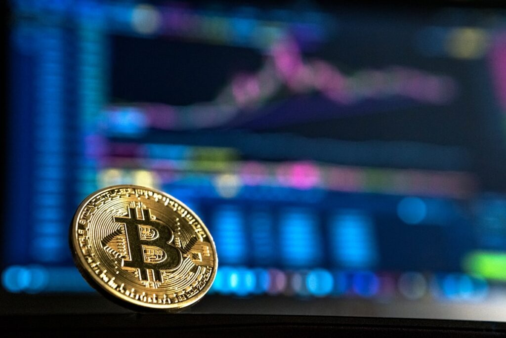 Bitcoin Abaixo de US$ 65 Mil com Dólar Forte: Entenda o Cenário e Como o Investidor Brasileiro Deve se Posicionar