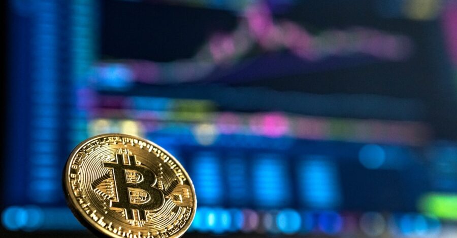 Bitcoin Abaixo de US$ 65 Mil com Dólar Forte: Entenda o Cenário e Como o Investidor Brasileiro Deve se Posicionar