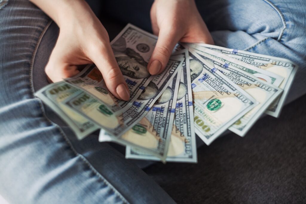Como Guardar Dinheiro Todo Mês: 7 Hábitos que Transformam Sua Vida Financeira